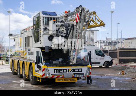 Nancy, Francia - gru mobile bianca e gialla Spierings SK597-AT4 eLift parcheggiata in un cantiere. Foto Stock