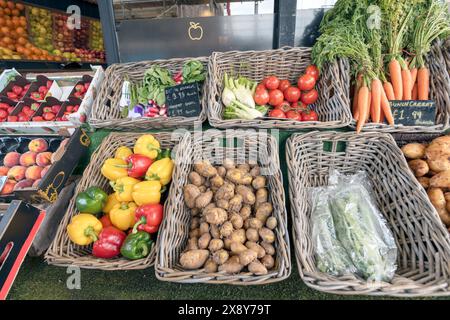 Cesti di vimini pieni di verdure fresche in esposizione a John's Street, Porthcawl, Regno Unito Foto Stock