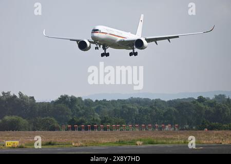 Greven, Germania. 28 maggio 2024. Un aereo governativo che trasportava Macron, presidente della Francia, e il presidente federale Steinmeier atterra all'aeroporto di Münster/Osnabrück. Il presidente francese Macron e sua moglie sono in visita di Stato di tre giorni in Germania su invito del presidente federale Steinmeier. Credito: David Inderlied/dpa/Alamy Live News Foto Stock