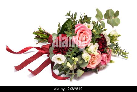 Bouquet di fiori con nastro rosso isolato su sfondo bianco Foto Stock