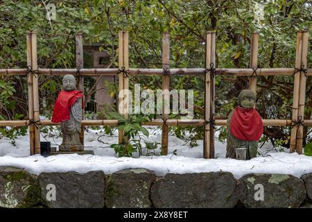 Statue di pietra di Ojizou san con pettorale rosso, protettore dei bambini e protettore dei viaggiatori, Giappone. Foto Stock