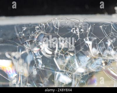 Fondo a bolle di schiuma di sapone bianco astratto. Struttura a bolle isolata su sfondo nero per la composizione. Foto in primo piano. Foto Stock