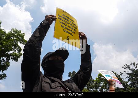 I giornalisti indonesiani hanno protestato contro l'ultima bozza di revisione della legge sulle trasmissioni emessa dalla camera dei rappresentanti (DPR) a Bandung, Giava occidentale, Indonesia, il 28 maggio 2024. I giornalisti si oppongono a tutte le forme di minacce alla libertà di stampa contenute nella prevista revisione del Broadcasting Bill che potrebbero mettere a tacere i giornalisti e la stampa. (Foto di Dimas Rachmatsyah/Sipa USA) Foto Stock