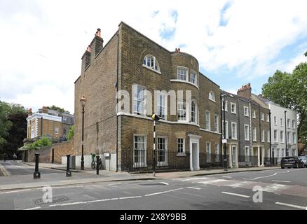 Greenwich, Londra, Regno Unito. Eleganti case georgiane su Crooms Hill, di fronte al Greenwich Park. Incrocio con Gloucester Circus. Foto Stock