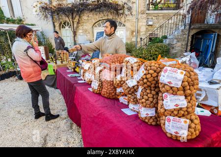 Francia, Drôme, Drôme provenzale, Saou, la Fiera invernale della frutta conta circa 130 espositori, stalla di noci AOP Grenoble Foto Stock