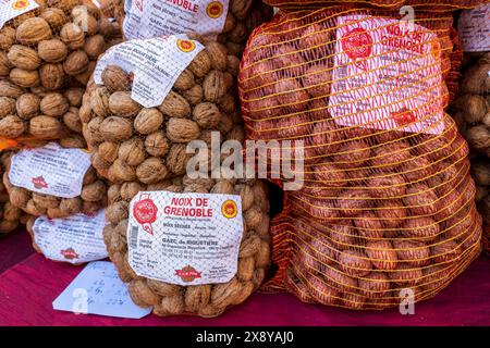 Francia, Drôme, Drôme provenzale, Saou, la Fiera invernale della frutta conta circa 130 espositori, stalla di noci AOP Grenoble Foto Stock