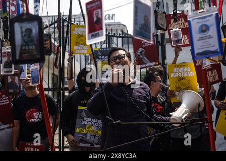 Bandung, Indonesia. 28 maggio 2024. I giornalisti indonesiani hanno protestato contro l'ultima bozza di revisione della legge sulle trasmissioni emessa dalla camera dei rappresentanti (DPR) a Bandung, Giava occidentale, Indonesia, il 28 maggio 2024. I giornalisti si oppongono a tutte le forme di minacce alla libertà di stampa contenute nella prevista revisione del Broadcasting Bill che potrebbero mettere a tacere i giornalisti e la stampa. (Foto di Dimas Rachmatsyah/Sipa USA) credito: SIPA USA/Alamy Live News Foto Stock