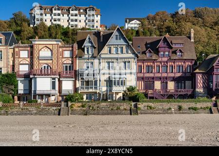 Francia, Normandie, Calvados, Cote Fleurie, Trouville sur Mer, ville sul mare Foto Stock