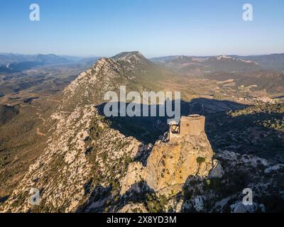 Francia, Aude, paese cataro, il castello di Quéribus sul suo sperone roccioso a 728 m e il castello di Peyrepertuse sullo sfondo (vista aerea) Foto Stock