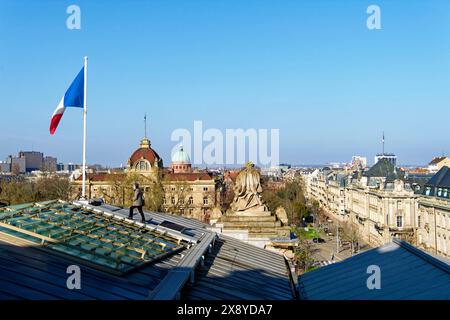 Francia, Bas Rhin, Strasburgo, Neustadt distretto risalente al periodo tedesco elencato come Patrimonio Mondiale dell'UNESCO, Place de la Republique, il Reno Pa Foto Stock