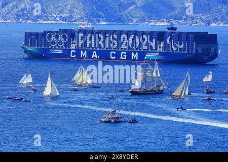 Francia, Bouches du Rhone, Marsiglia, nave container CMA CGM nel porto di Marsiglia per celebrare le Olimpiadi estive del 2024, arrivo della flam olimpica Foto Stock