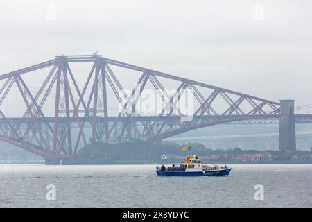La Forth Belle naviga sul Firth of Forth con il Forth Bridge sullo sfondo Foto Stock