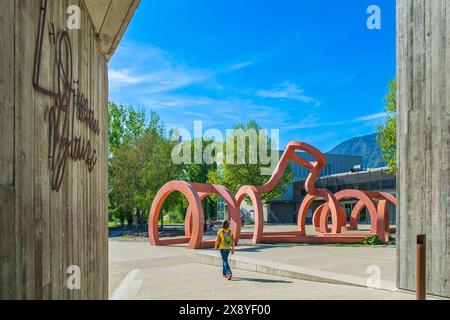 Francia, Isere, Saint Martin d'Hères, Grenoble Alpes University, Saint Martin d'Hères Campus, opera d'arte intitolata Place du Torrent e creata dal Foto Stock