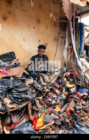 Camerun, zona ovest, quartiere dei sostantivi, Foumban, calzolaio al mercato Foto Stock