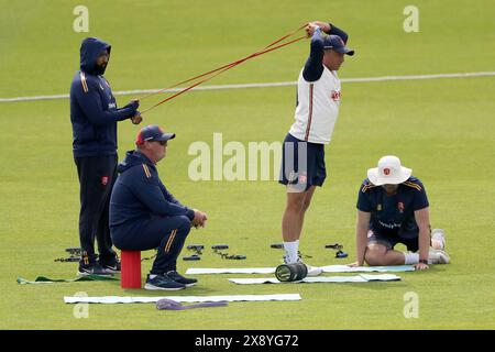 I giocatori dell'Essex si scaldano durante Kent CCC vs Essex CCC, Vitality County Championship Division 1 Cricket presso lo Spitfire Ground il 27 maggio 2024 Foto Stock