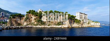 Principato di Monaco, Monaco, il porto di Fontvieille e la Rocca (le Rocher) con la Cattedrale Immacolata di Notre Dame di Monaco e l'Oceanograp Foto Stock