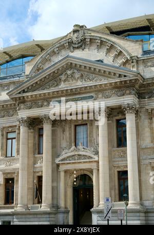 Belgio, Bruxelles, Place de la Bourse, il Palais de la Bourse (Beurspaleis o Beurs) è un edificio eclettico, costruito tra il 1868 e il 1873 dall'arco Foto Stock
