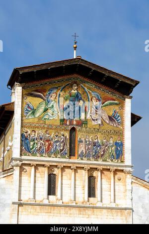 Italia, Toscana, Lucca, Piazza San Frediano, Chiesa di San Frediano, mosaico bizantino e romanico della facciata Foto Stock