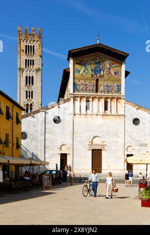 Italia, Toscana, Lucca, Piazza San Frediano, Chiesa di San Frediano, mosaico bizantino e romanico della facciata Foto Stock
