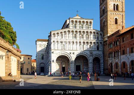 Italia, Toscana, Lucca, Piazza San Martino, Duomo di San Martino in stile romanico Foto Stock