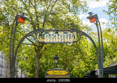 Francia, Parigi, 18° arrondissement, Boulevard de Clichy, ingresso della metropolitana alla stazione Blanche in stile Art Nouveau di Hector Guimard Foto Stock