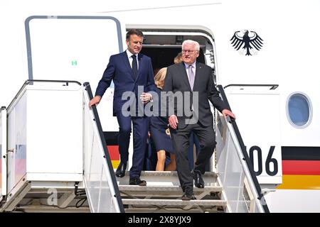 Greven, Germania. 28 maggio 2024. Il presidente federale Frank-Walter Steinmeier (r) e Emmanuel Macron, presidente della Francia, sbarcano dall'aereo governativo all'aeroporto di Münster/Osnabrück. Il presidente francese Macron e sua moglie sono in visita di Stato di tre giorni in Germania su invito del presidente federale Steinmeier. Credito: David Inderlied/dpa/Alamy Live News Foto Stock