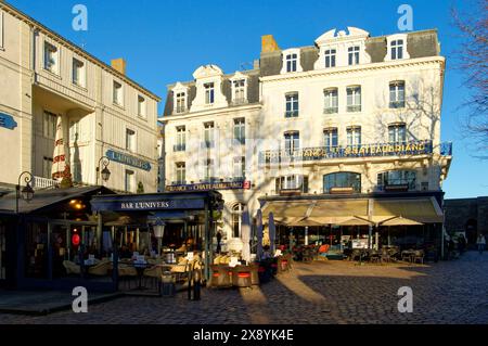 Francia, Ille e Vilaine, Costa d'Emeraude, Saint Malo, la città fortificata, piazza Chateaubriand Foto Stock