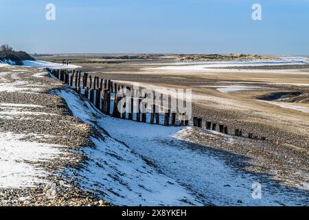 Francia, somme (80), Baie de somme, le Hourdel, onde fredde sulla spiaggia di le Hourdel con aghi di ghiaccio nelle ondulazioni della sabbia e dei ciottoli cau Foto Stock
