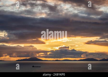 Regno Unito, Scozia, Highlands, Isola di Skye, vista da Neist Point, il punto più occidentale dell'Isola di Skye sull'Atlantico e l'Outer Hebr Foto Stock