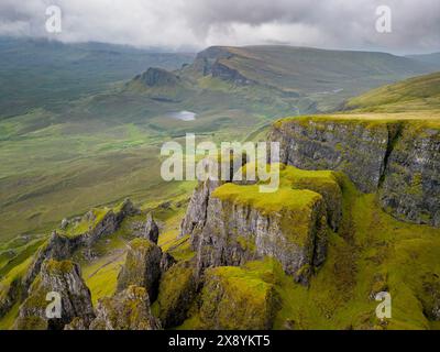 Regno Unito, Scozia, Highlands, Isola di Skye, penisola di Trotternish, paesaggio montano di Quiraing (vista aerea) Foto Stock