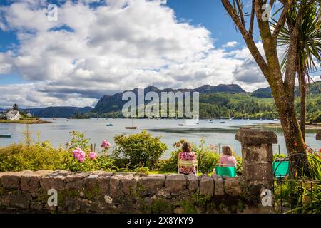 Regno Unito, Scozia, Highland, Wester Ross, zona di Lochalsh, giardino privato a Plockton di fronte al Loch Carron Foto Stock