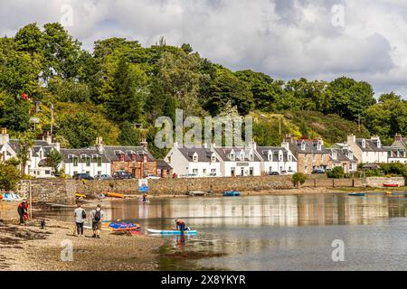 Regno Unito, Scozia, Highland, Wester Ross, zona di Lochalsh, case e spiaggia a Plockton di fronte a Loch Carron Foto Stock