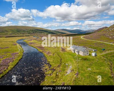 Regno Unito, Scozia, Highlands Region, Sutherland, Black Water River vicino a Lubfearn sull'autostrada A835 (vista aerea) Foto Stock