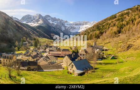 Francia, Hautes Pyrenees, Parco Nazionale dei Pirenei, villaggio e cirque of Gavarnie, patrimonio mondiale dell'UNESCO Foto Stock
