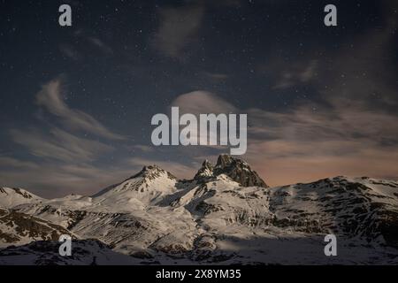 Francia, Pirenei Atlantiques, Bearn, cielo stellato in inverno, Anéou cirque e PIC du Midi d’Ossau Foto Stock