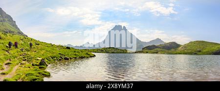 Francia, Pirenei Atlantiques, Bearn, vista panoramica del PIC du Midi d'Ossau, escursionisti sul sentiero G10 con vista sul PIC du Midi d'Ossau, e Foto Stock