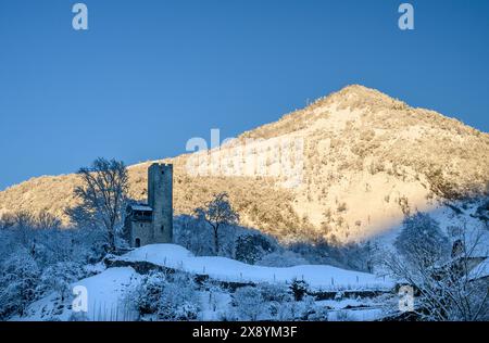 Francia, Pirenei Atlantiques, Bearn, castello di Castet conosciuto come Tour Abadie in inverno e cima innevata all'alba Foto Stock