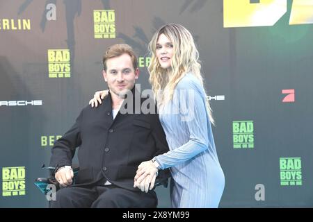 Sarah Elena Timpe e Samuel Koch bei der BAD BOYS CAVALCANO O MUOIONO prima a Berlino 27.05.2024 *** Sarah Elena Timpe e Samuel Koch alla prima di BAD BOYS RIDE OR DIE A Berlino 27 05 2024 Foto Stock