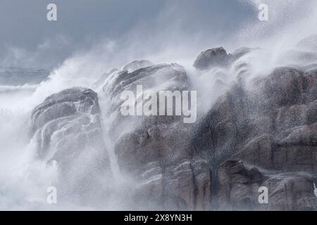 Francia, Finistère, Pays Bigouden, Penmarch (o Penmarc'h), le rocce di Saint-Guénolé durante la tempesta Nelson Foto Stock