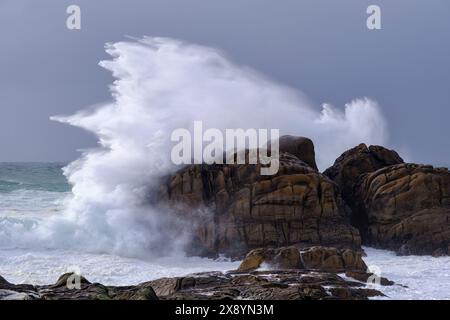 Francia, Finistère, Pays Bigouden, Penmarch (o Penmarc'h), le rocce di Saint-Guénolé durante la tempesta Nelson Foto Stock