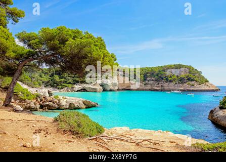 Spagna, Isole Baleari, Minorca, Vista di Cala Mitjana Foto Stock