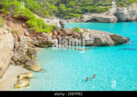 Spagna, Isole Baleari, Minorca, Vista di Cala Mitjana Foto Stock