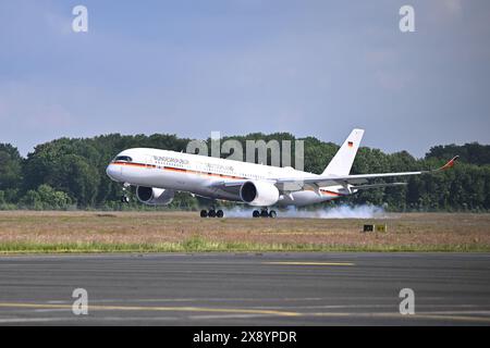 Greven, Germania. 28 maggio 2024. Un aereo governativo atterra all'aeroporto di Münster/Osnabrück con Macron, presidente della Francia, e il presidente federale Steinmeier. Il presidente francese Macron e sua moglie sono in visita di Stato di tre giorni in Germania su invito del presidente federale Steinmeier. Credito: David Inderlied/dpa/Alamy Live News Foto Stock
