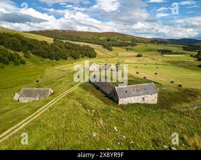 Scozia, Highlands, Cairngorms National Park, Ballater, fattoria nella campagna intorno a Gairnshiel Lodge (vista aerea) Foto Stock