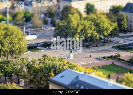 Francia, Mosella, Metz, Jardin de l'Esplanade e Place de la République de Metz, al centro della Statua del maresciallo Ney (vista aerea) Foto Stock