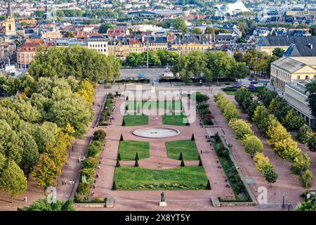 Francia, Mosella, Metz, Jardin de l'Esplanade e Place de la République de Metz, al centro della Statua del maresciallo Ney (vista aerea) Foto Stock