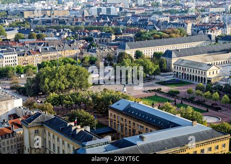 Francia, Mosella, Metz, Jardin de l'Esplanade e Place de la République de Metz, al centro della Statua del maresciallo Ney (vista aerea) Foto Stock