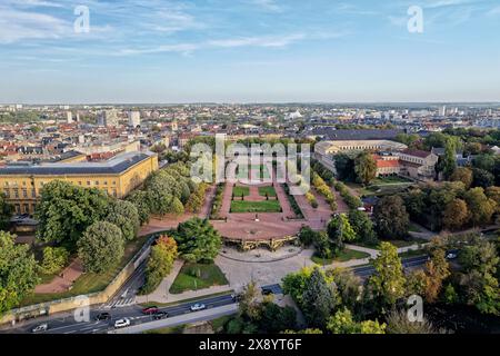 Francia, Mosella, Metz, Jardin de l'Esplanade e Place de la République de Metz, al centro della Statua del maresciallo Ney (vista aerea) Foto Stock