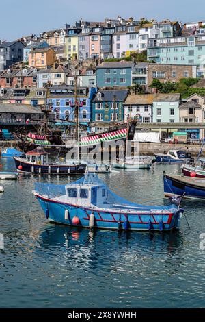 Il porto di Brixham con la replica di "Golden Hind" di Sir Francis Drake, Devon Foto Stock