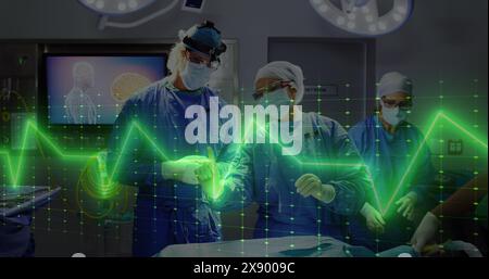 Immagine del cardiofrequenzimetro in confronto a diversi chirurghi maschili e femminili che discutono prima dell'intervento chirurgico Foto Stock